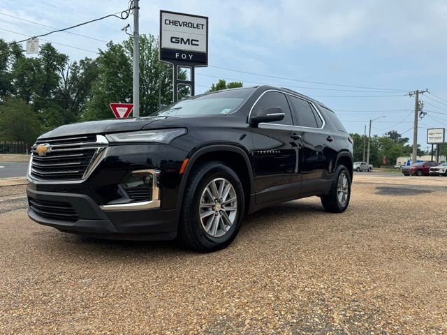 2023 Chevrolet Traverse LT Cloth in Mosaic Black Metallic — front three-quarter view